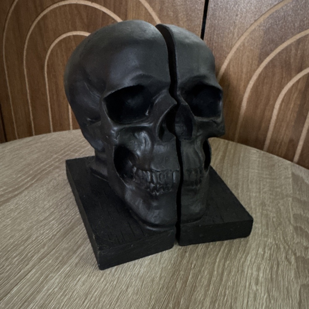 Set of 2 6.5 Inch Black Resin Skull Bookends NEW